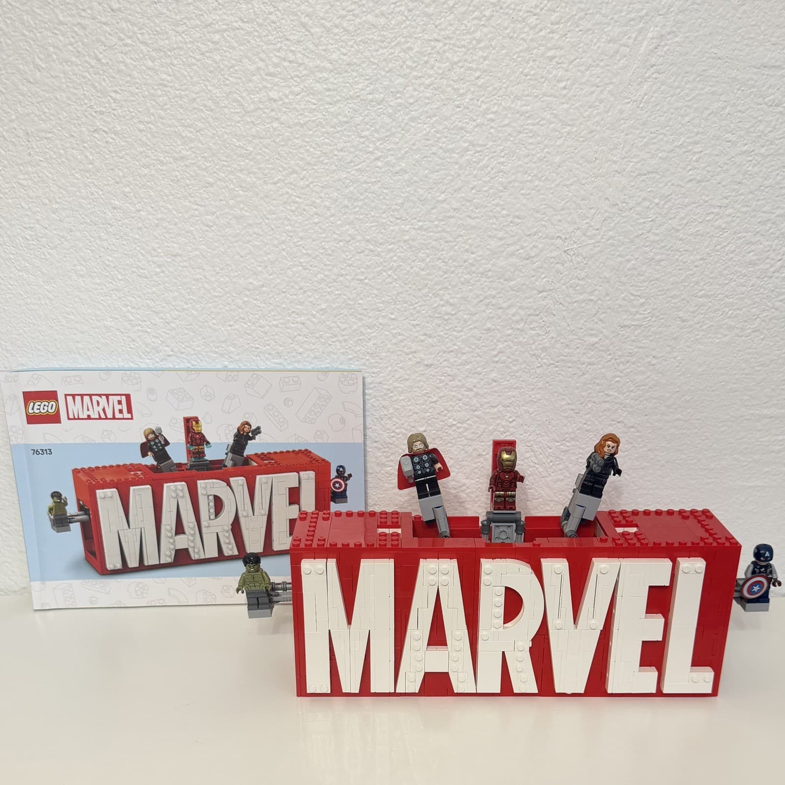 Marvel Logo & Minifigures
